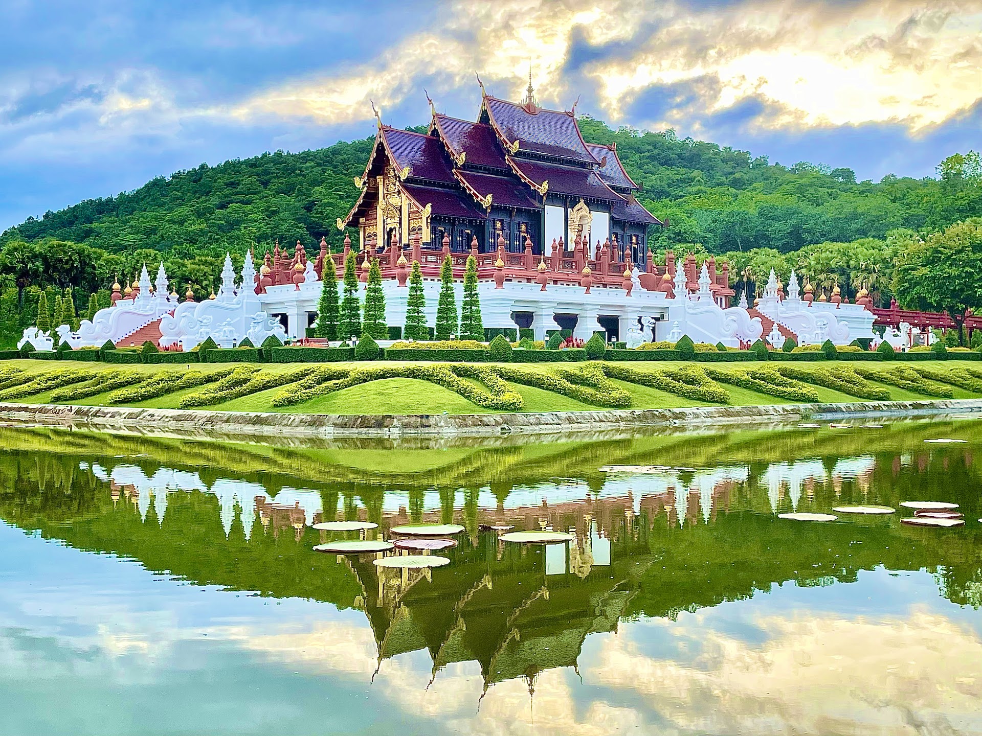 Dhara Dhevi, Chiang Mai — Un palais Lanna à l'aube : vaut-il vraiment son prix ?