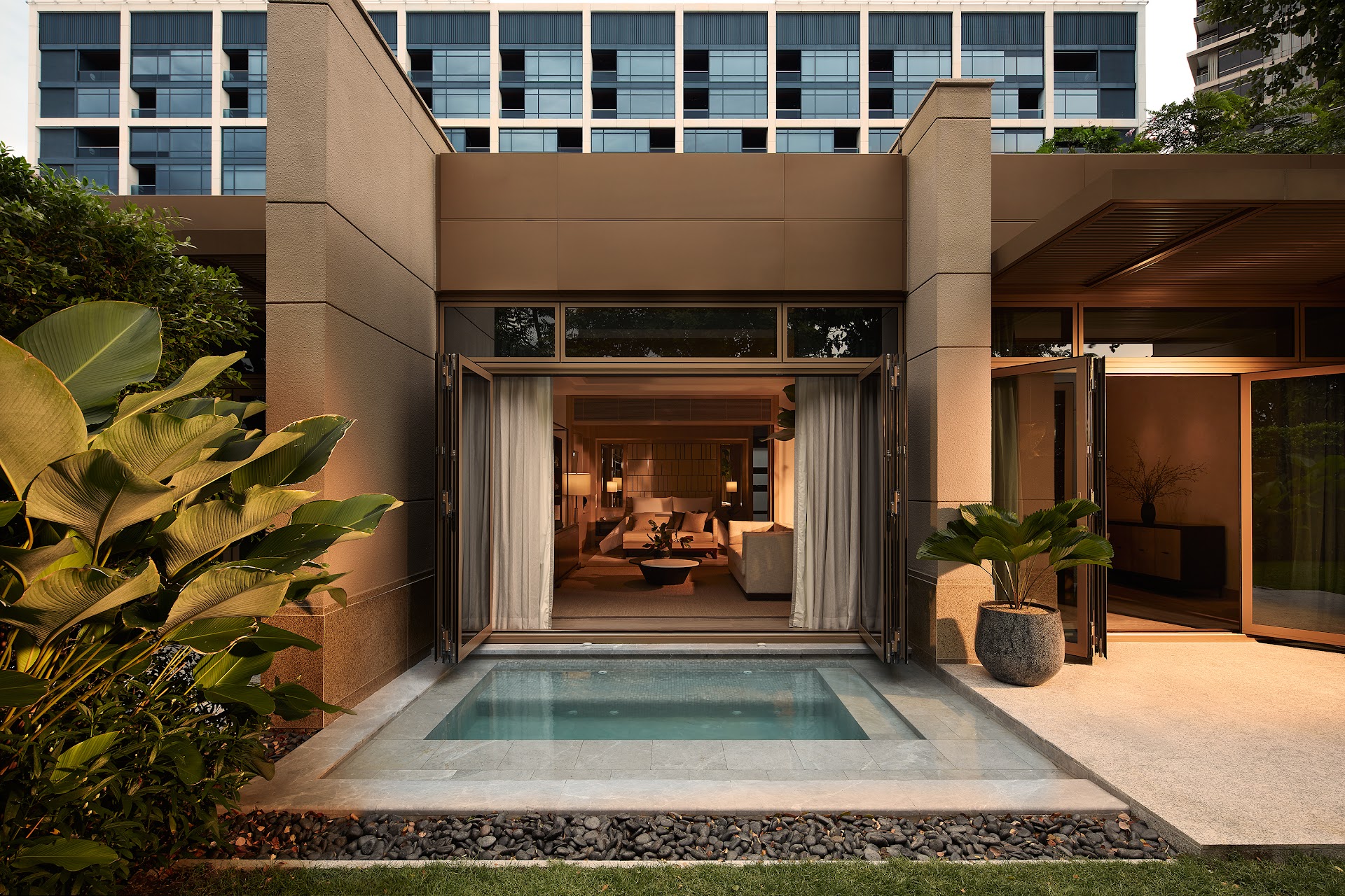 Capella Bangkok : la suite fluviale qui redéfinit le luxe thaïlandais — vaut-elle vraiment le prix ?